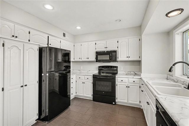 105 Sixth Street, Smithville, MO 64089