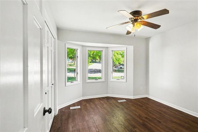 105 Sixth Street, Smithville, MO 64089