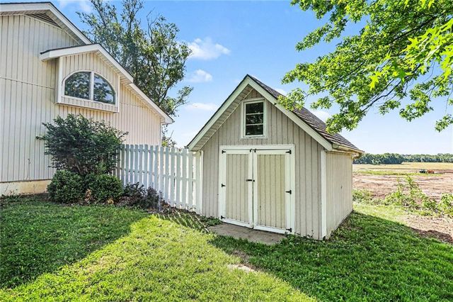 105 Sixth Street, Smithville, MO 64089