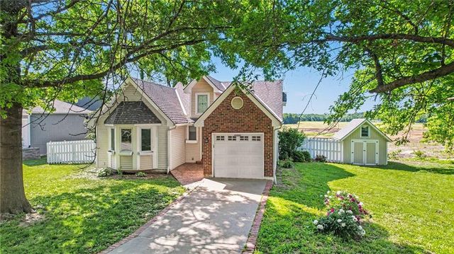 105 Sixth Street, Smithville, MO 64089