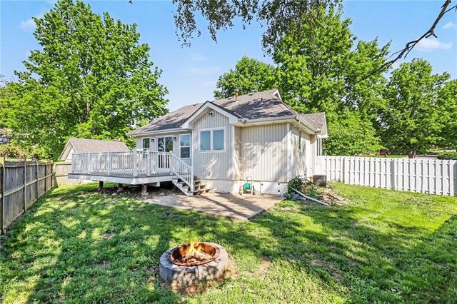 105 Sixth Street, Smithville, MO 64089
