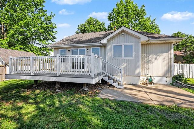 105 Sixth Street, Smithville, MO 64089