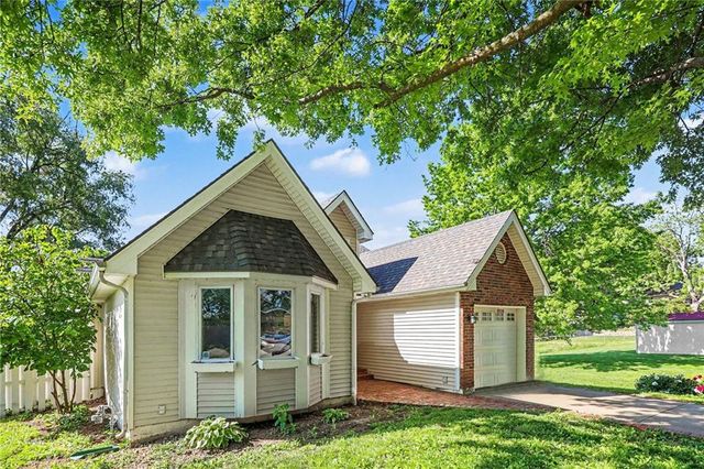 105 Sixth Street, Smithville, MO 64089