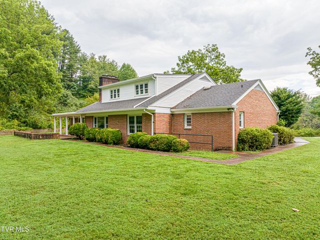 220 Mcguire Lane, Cedar Bluff, VA 24609