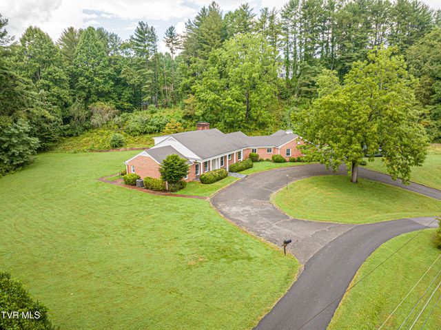 220 Mcguire Lane, Cedar Bluff, VA 24609