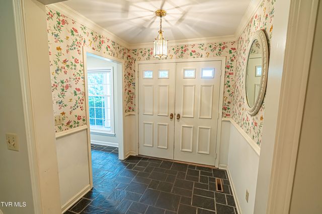 220 Mcguire Lane, Cedar Bluff, VA 24609