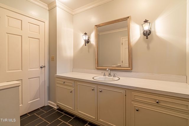 220 Mcguire Lane, Cedar Bluff, VA 24609