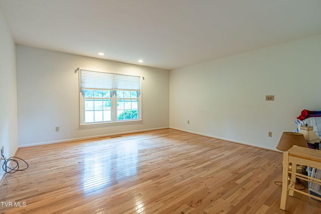 220 Mcguire Lane, Cedar Bluff, VA 24609