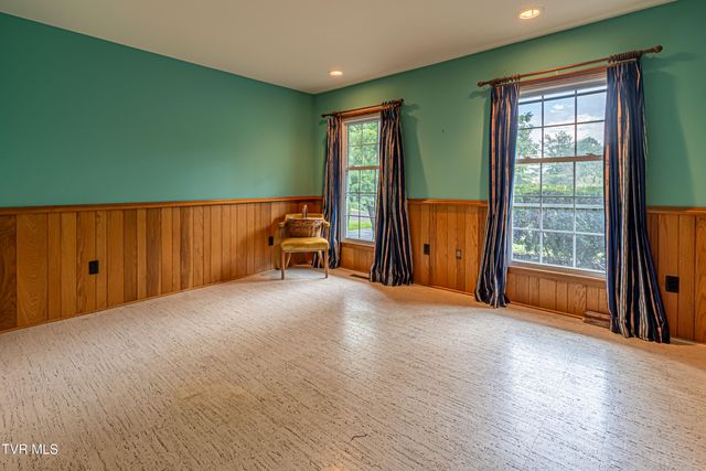 220 Mcguire Lane, Cedar Bluff, VA 24609