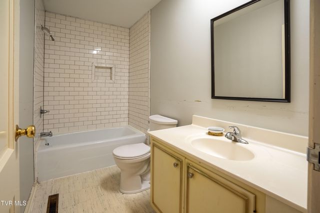 220 Mcguire Lane, Cedar Bluff, VA 24609