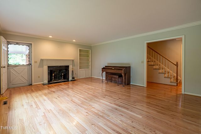 220 Mcguire Lane, Cedar Bluff, VA 24609