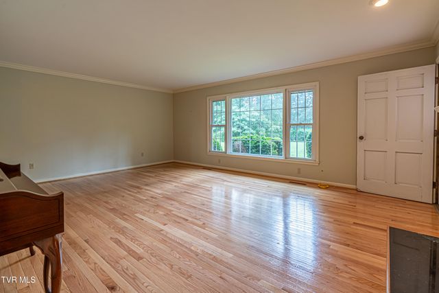 220 Mcguire Lane, Cedar Bluff, VA 24609