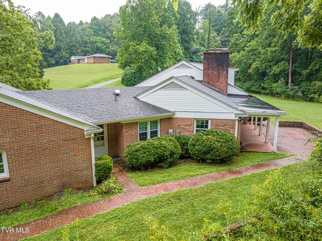 220 Mcguire Lane, Cedar Bluff, VA 24609