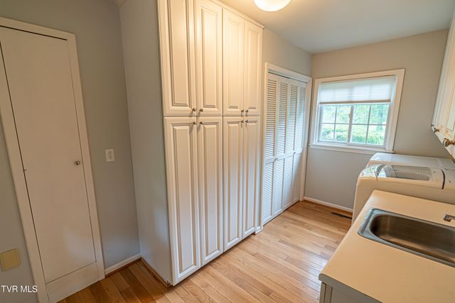 220 Mcguire Lane, Cedar Bluff, VA 24609