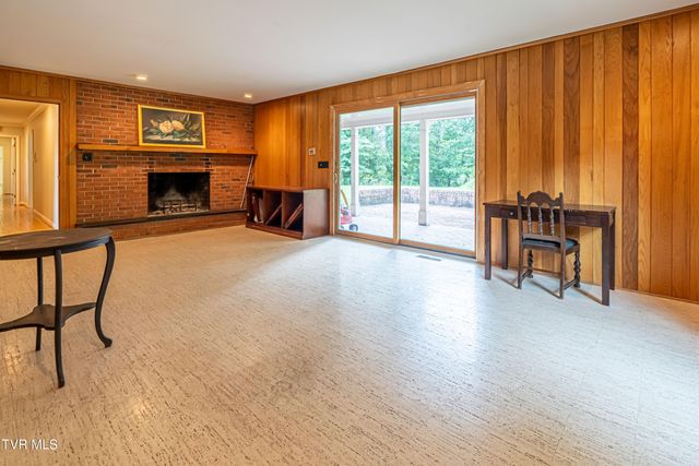 220 Mcguire Lane, Cedar Bluff, VA 24609