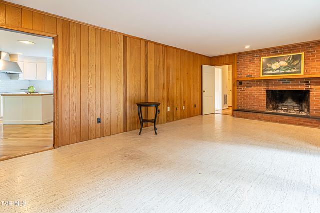 220 Mcguire Lane, Cedar Bluff, VA 24609