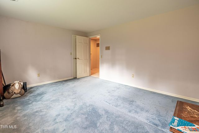 220 Mcguire Lane, Cedar Bluff, VA 24609