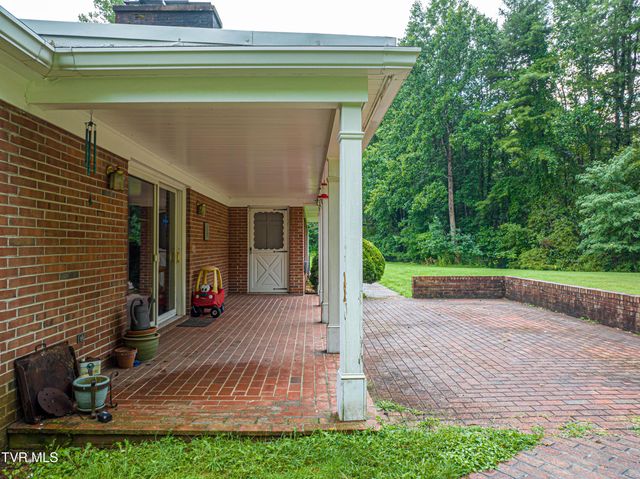 220 Mcguire Lane, Cedar Bluff, VA 24609