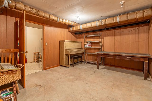 220 Mcguire Lane, Cedar Bluff, VA 24609