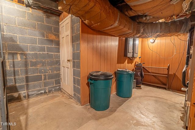 220 Mcguire Lane, Cedar Bluff, VA 24609