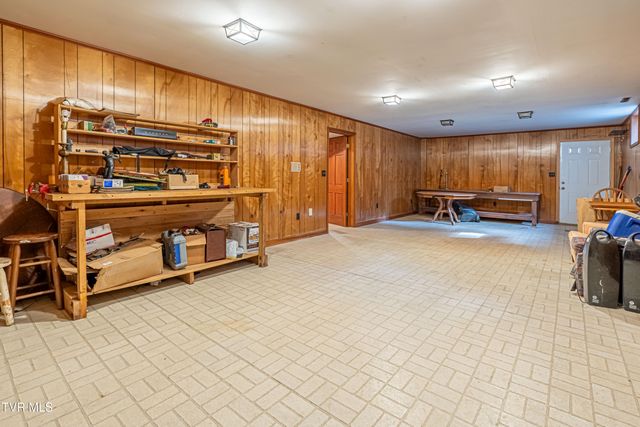 220 Mcguire Lane, Cedar Bluff, VA 24609