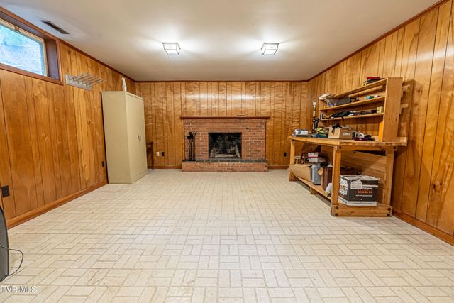 220 Mcguire Lane, Cedar Bluff, VA 24609