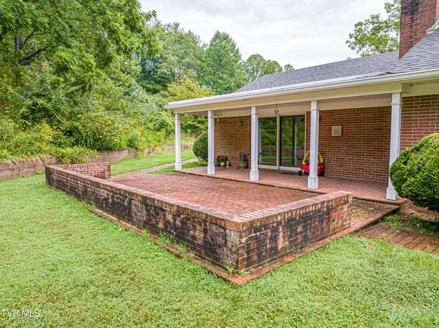 220 Mcguire Lane, Cedar Bluff, VA 24609