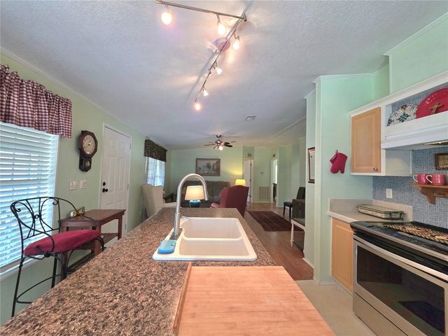 37251 LOIS AVENUE, Zephyrhills, FL 33542