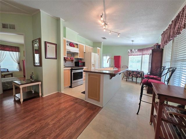 37251 LOIS AVENUE, Zephyrhills, FL 33542