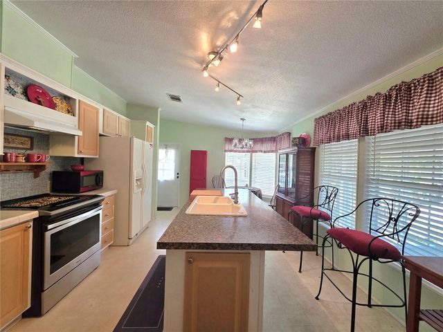 37251 LOIS AVENUE, Zephyrhills, FL 33542