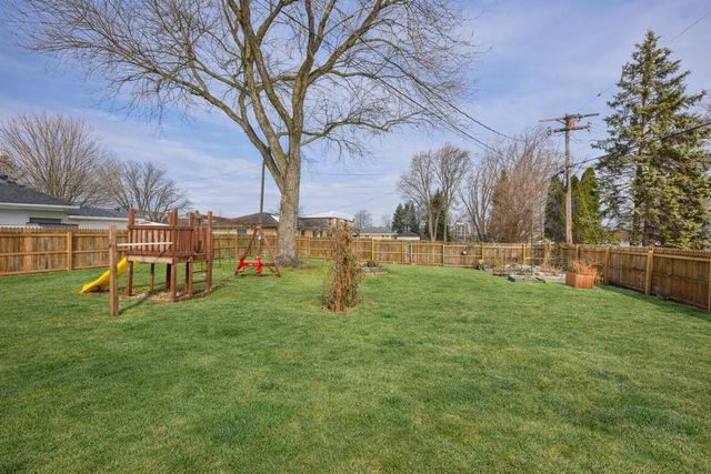 N89W15932 Cleveland AVENUE, Menomonee Falls, WI 53051