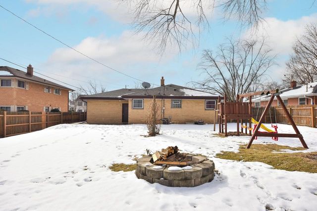 N89W15932 Cleveland AVENUE, Menomonee Falls, WI 53051