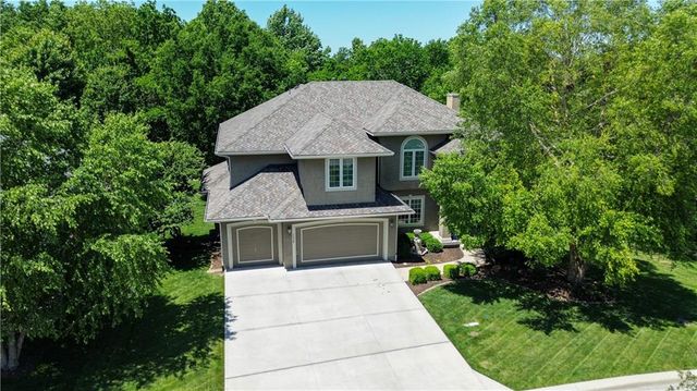 1528 SW Hedgewood Lane, Lee's Summit, MO 64081