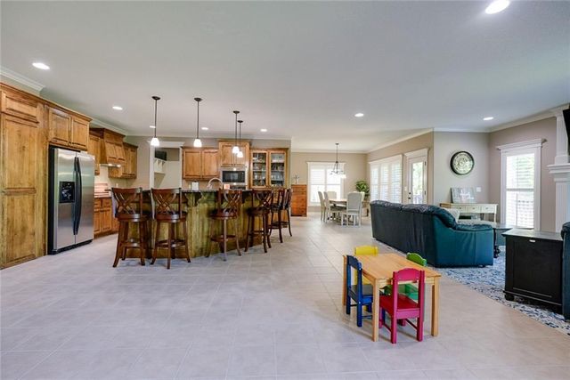 1528 SW Hedgewood Lane, Lee's Summit, MO 64081