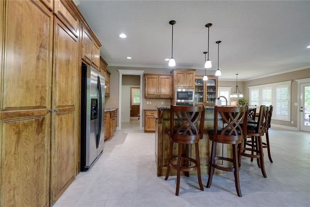 1528 SW Hedgewood Lane, Lee's Summit, MO 64081