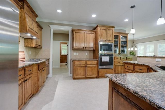 1528 SW Hedgewood Lane, Lee's Summit, MO 64081