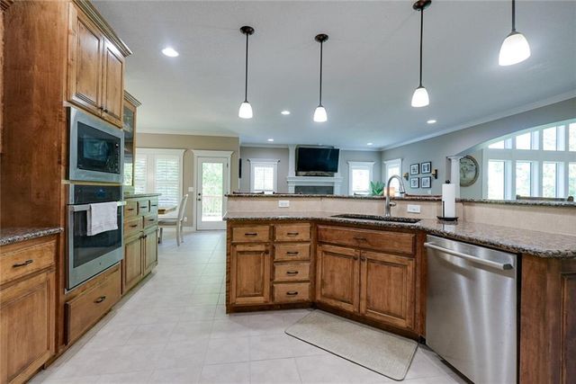 1528 SW Hedgewood Lane, Lee's Summit, MO 64081