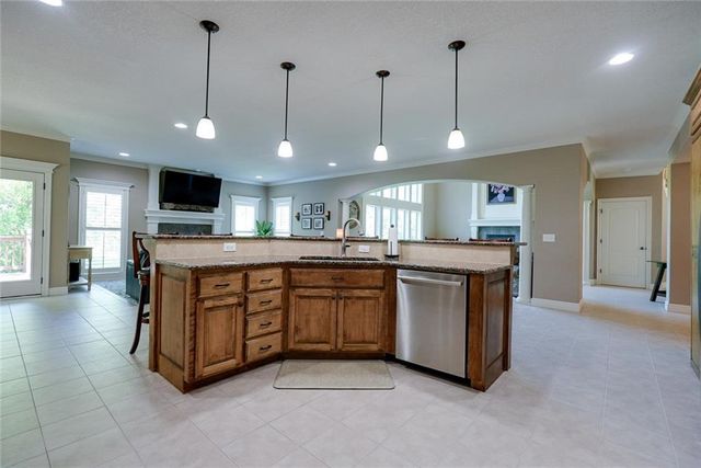 1528 SW Hedgewood Lane, Lee's Summit, MO 64081