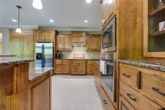 1528 SW Hedgewood Lane, Lee's Summit, MO 64081