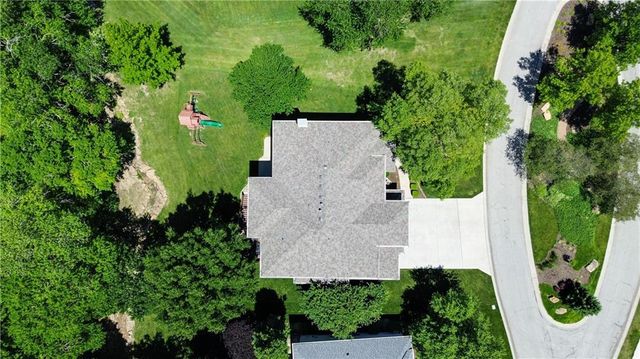 1528 SW Hedgewood Lane, Lee's Summit, MO 64081
