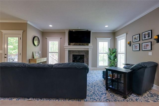 1528 SW Hedgewood Lane, Lee's Summit, MO 64081