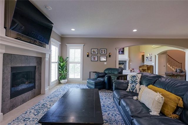 1528 SW Hedgewood Lane, Lee's Summit, MO 64081