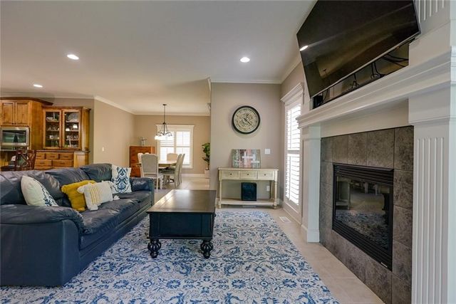 1528 SW Hedgewood Lane, Lee's Summit, MO 64081