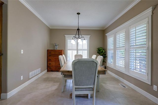 1528 SW Hedgewood Lane, Lee's Summit, MO 64081