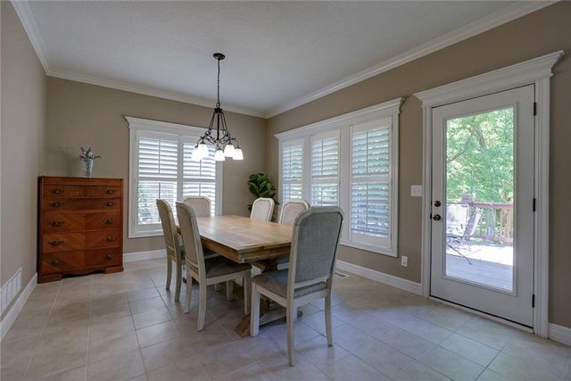 1528 SW Hedgewood Lane, Lee's Summit, MO 64081