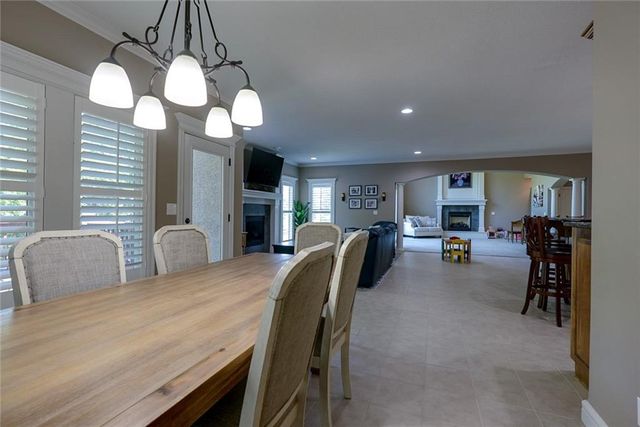 1528 SW Hedgewood Lane, Lee's Summit, MO 64081