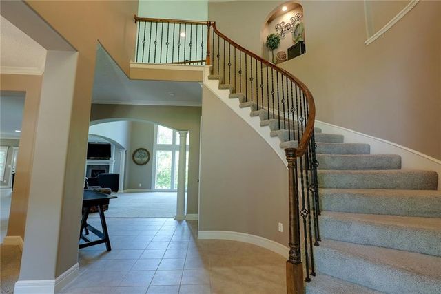 1528 SW Hedgewood Lane, Lee's Summit, MO 64081