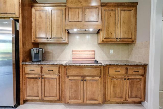 1528 SW Hedgewood Lane, Lee's Summit, MO 64081