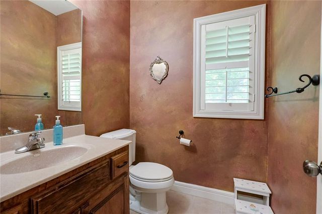 1528 SW Hedgewood Lane, Lee's Summit, MO 64081
