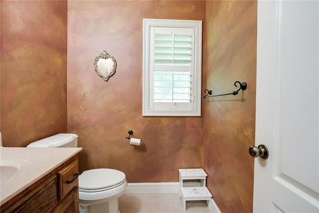 1528 SW Hedgewood Lane, Lee's Summit, MO 64081